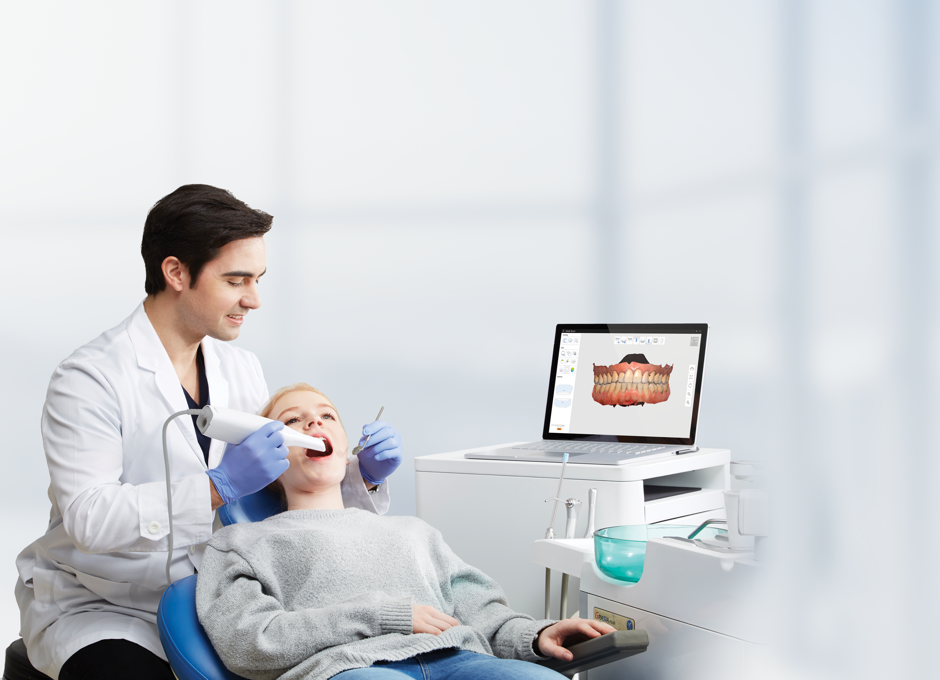 A clinician scans a patient’s teeth using the Medit i500 intraoral scanner.