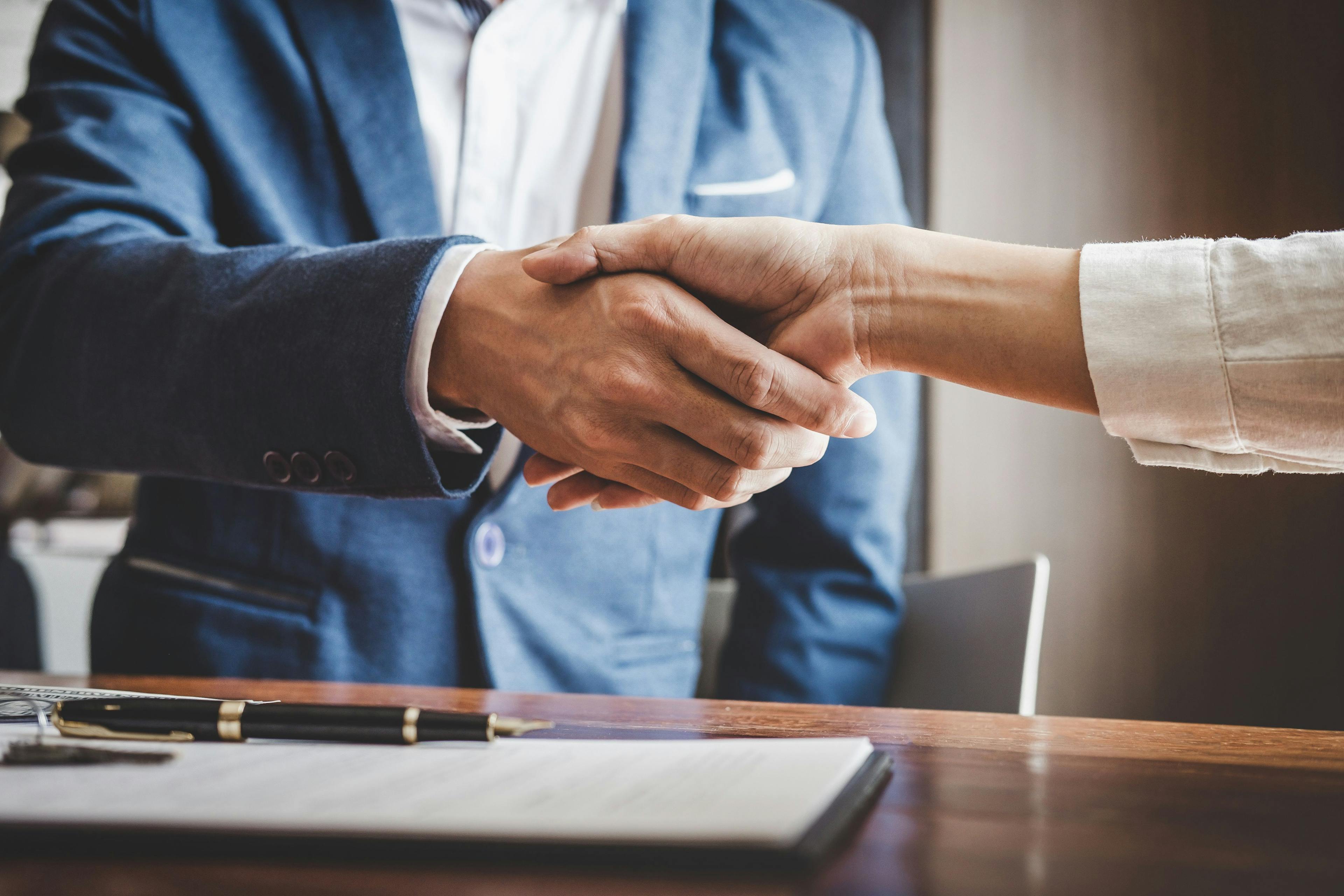 Real estate agent and customers shaking hands together celebrating finished contract after about home insurance and investment loan, handshake and successful deal | © Stock Freedomz - stock.adobe.com