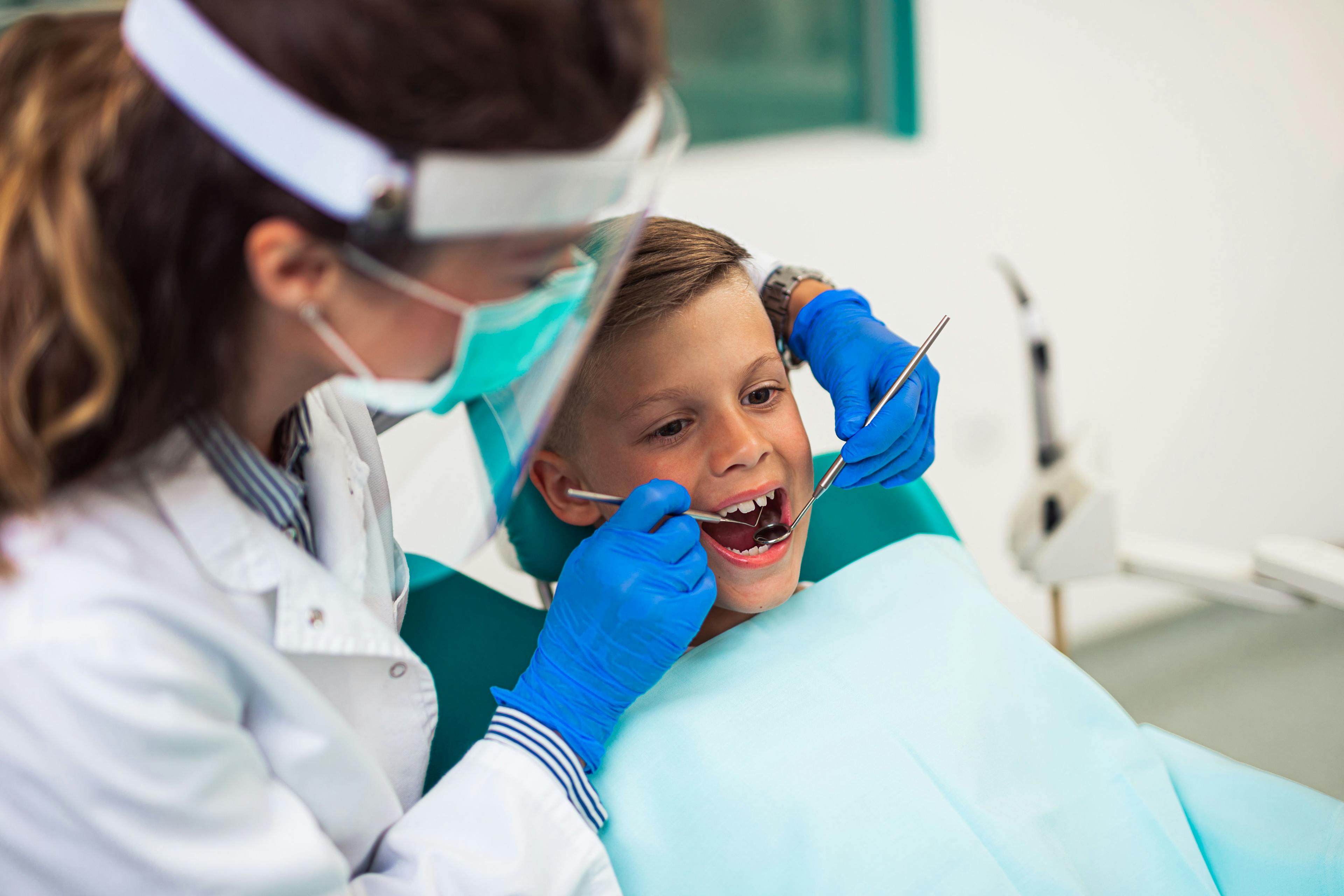 Pediatric dentist evaluates a patient – hedgehog94 / stock.adobe.com