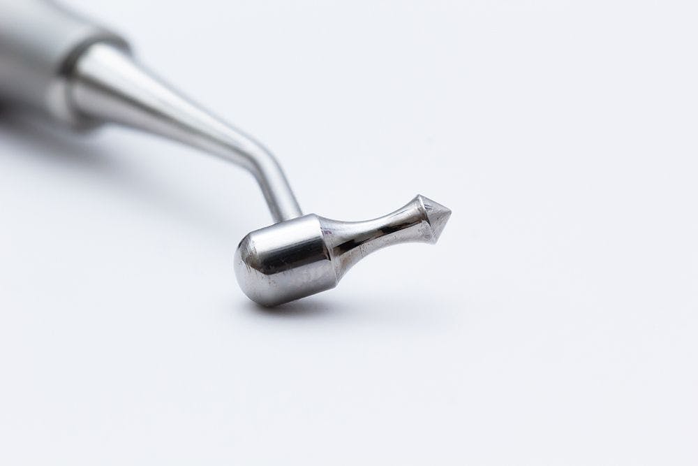Figure 1 - The Roetzer Posterior Packer and Sculptor (PPS) instrument features 2 small packer tips at one end.